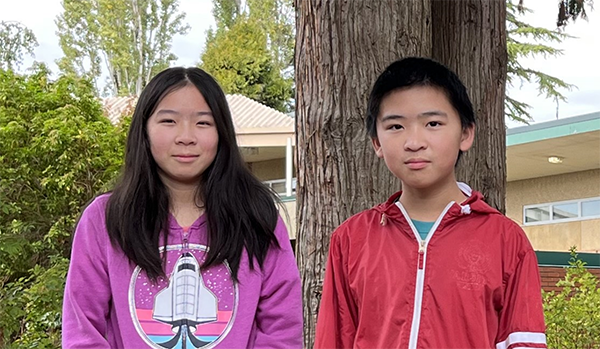 Ruoyun and Qingyun Li stand outside on EvCC's campus