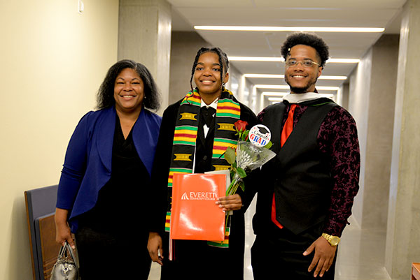 EvCC and TRiO student Tre’vaun Reeves poses with her mom and advisor DeLon Lewis at TRiO graduation ceremony.
